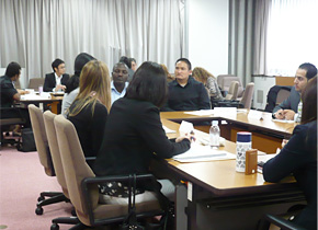 Through METI Kansai, opinion exchanges were held in addition to the lectures. Information exchanges, taking place behind the scenes with administration offices, were quite lively.