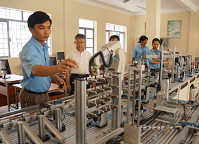 A field trip to the Long Thanh Nhon Trach Regional Vocational College to inspect its experimental facility.