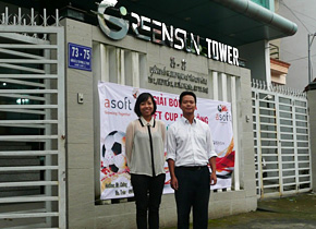 With the Japanese-speaking staff at the entrance to the company in Ho Chi Minh City.