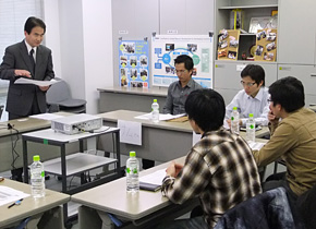 The experience session for management training seminars for Vietnamese company employees is held in PREX’s conference room on March 1. Four Vietnamese, including one who will soon take up the position of president at a local company, participated.