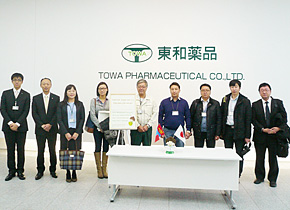 Participants have their photo taken with both the Mongolian and Japanese flags at Towa Pharmaceutical Co.