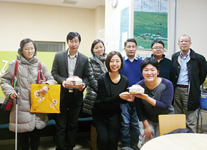 Saying “cheese” in front of a booth of the Osaka branch of Kaze-travel, featuring a yurt.