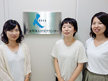4 月に入局した新入職員。 左から小林、亀田、藤田。 新入職員3名が、研修員にインタビューしました。