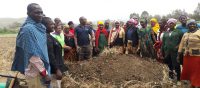 ディギナさんがメル―県の農家を集めて野菜作りの準備を指導している様子。