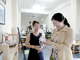 Vatty (left) explaining her products for “We have made this!” and Sakai from PREX