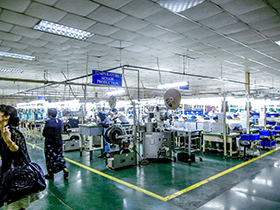 The factory has many visitors from Cambodia and overseas as a model factory in Cambodia. There were yellow lines for visitors not to enter for their safety.