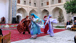 This photo arrived from Ms. Savchenko Yulia, who participated in the Practical Training of Business Course (Uzbekistan-Japan Center) in fiscal 2010. It shows a local traditional dance. It can be observed while dining at the Medressa (an Islamic school) that is open to tourists. The brightly colored clothing certainly is impressive!
