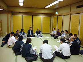 Participants in a traditional Japanese inn have a discussion on what they have learned during their seminars.