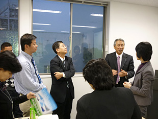 Enthusiastic seminar participants ask questions to Masatoshi Tanaka, president of Rematic Corp. A great deal of interest about environmental industries emerged during the seminar.