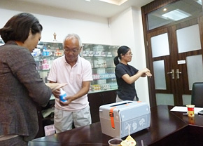 Guangdong Hand-wash Checker: Saraya Co.’s Hand-wash Checker was brought over from Japan, and local people were asked to try using it. As for the results…well, the unwashed areas are clear to see!