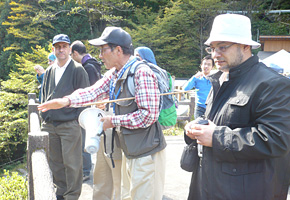 Seminar participants experience a genuine field-trip course at Osaka, Gero City.