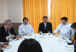 Myanmar alumni members gather for some friendly discussions. The Myanmar alumni association director, business delegation chief and Vice President of Panasonic, Masayuki Matsushita, is center, and the President of the Union of Myanmar Federation of Chambers of Commerce and Industry, Win Aung, is at the far right. Scenery of Myanmar