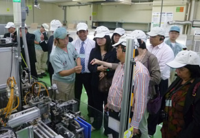 The participants visit Sankyo Kinzoku Kogyo and listen to a manager’s explanation.