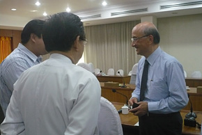 After the seminar. Professor Sumimaru Odano exchanges opinions with enthusiastic participants who are crowded around him.