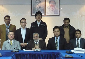 During a survey in Bangladesh held in January 2013. Mr. Hamada is third from the right.