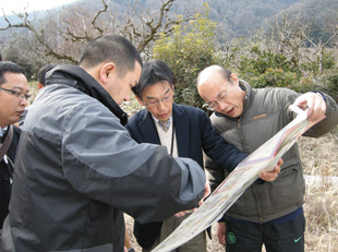 Participants visit the Kyoto Municipal Measurement Bureau. They confirm the role and significance of the bureau while looking at a map of the city.