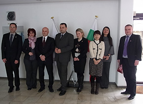 The seminar participants listen to the commercial counselor at the Bulgarian Embassy, as he explains some of the hardships of trying to enter the Japanese market.