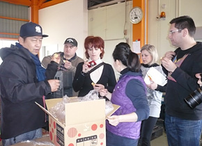 The participants listen to a representative at Horiuchi Farm in Gojo City, Nara Prefecture, as he talks about agricultural management. They learned about a business model whereby jam and other processed goods are developed nationwide through a sales strategy to add high levels of value, even though the processing takes place on a small scale.