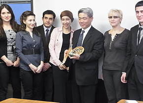 Company President Kan Yamanaka and seminar participants from Uzbekistan, who had come to learn about Japanese marketing and customer relations. The gift to the President was the delicacy of watermelon from Uzbekistan.