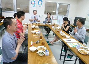 While visiting the Itami City School Meals Center, where the participants learned about hygiene measures and dietary education, they are given a real school meal.