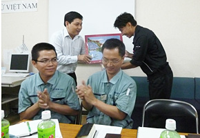 Seminar participants hand over thank-you presents at the conclusion of their visit to the company. (The Vietnamese company employees are sitting in front.)