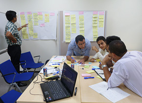 The participants discuss the technical issues involved in spreading solar power generation in their own countries, at a midpoint review session.