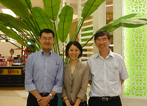 Mr. Kriengkrai and Mr. Kraisak, Thai Alumni Association members, with Ms. Miura in the center.