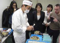 Seminar participants from Uzbekistan pay a visit. Although they could not do the gyoza-making experience session on that day, they did sample some gyoza that were handmade by pros. (Although pork is normally used for the restaurants’ gyoza, it was substituted for beef on this day.)