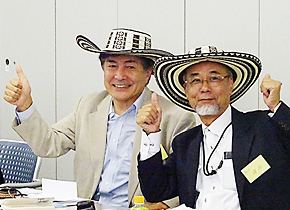 Professor Kada and Professor Toshimichi Sawada of Tottori University are presented with caps from Colombia on the seminar’s final day.