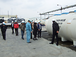 During a field trip, the participants study a large-scale comprehensive septic tank installed inside the Shiga Factory of Kubota Corp.