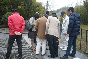 The participants inspect a sewerage project at a farming village in the Osawa district and enthusiastically ask questions about it.