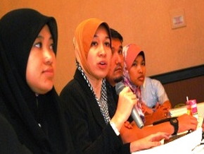 Ms. Izza, center, a seminar participant who spoke passionately at an exchange of opinions session in Mie Prefecture.