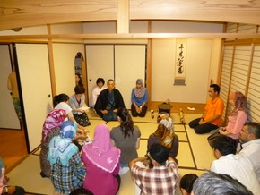 Seminar participants experience the Japanese tea ceremony.