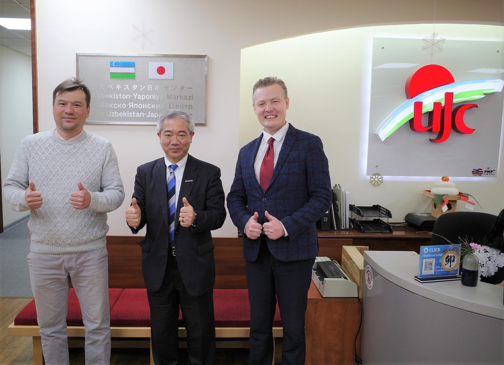 In February 2023, at the Uzbekistan-Japan Center for Human Development, meeting Mr. Shufrat (left) who had previously visited Gogyofuku Co. Ltd., and Mr. Damil (right) who had visited the company twice. (YAMANAKA Kan, Gogyofuku Co. Ltd. President)