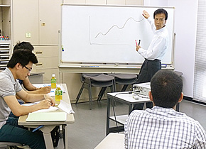 研修員に研修プログラムで学んでほしいことを説明する内海先生。（2015 年8 月）