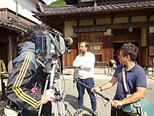 【智頭町】みたき園で地元テレビ局の取材を受ける研修員