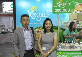 バンコク／Xongdur Thai Organic Food社展示会のブースにて（左が筆者森本）。