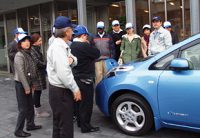 嶋田社長から、電気自動車に装着されている 部品の説明をいただきました。
