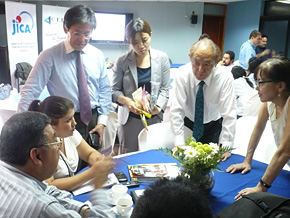 ニカラグア貿易投資センターにて。訪日研修でコースリーダーを務めて頂いた、上田栄一講師(右から2番目)、西 龍治講師(右から4番目)に指導いただきました。
