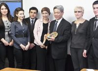 日本のマーケティングや顧客リレーションを学びにきた ウズベキスタンの研修員たちと山中勧社長。社長へのお土産はウズベキスタンのスイカ の珍味でした。