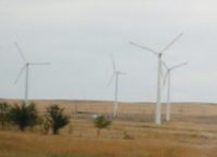 広大な平原に突如風力発電の巨大な風車が現れました。