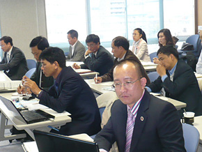 2010年、研修に参加し、日本企業の現状、企業理念、事業計画の重要性を積極的に学んだホー氏（手前）。
