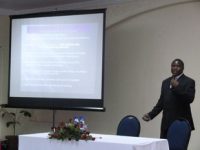 2011年10月マラウイで実施したフォローアップ事業ワークショップでキック後の活動を報告するガマンガ氏