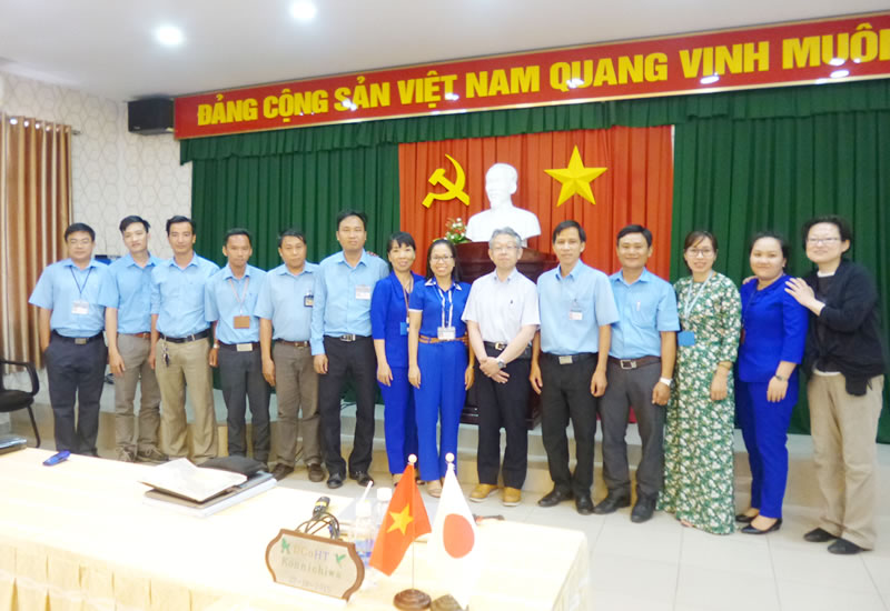 ベトナム、ドンナイ高度職業訓練短大のサイエンスコースグループ長のフン氏（写真右から7番目）