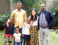 JICA青年海外協力隊としてエチオピアにて活動。右から2番目が佐賀職員。
