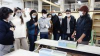 京都府指定無形文化財の「黒谷和紙」体験館を訪問した立命館大学の留学生の皆さん