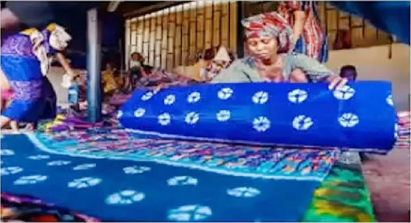 ナイジェリアの伝統的な織物を製造する企業。