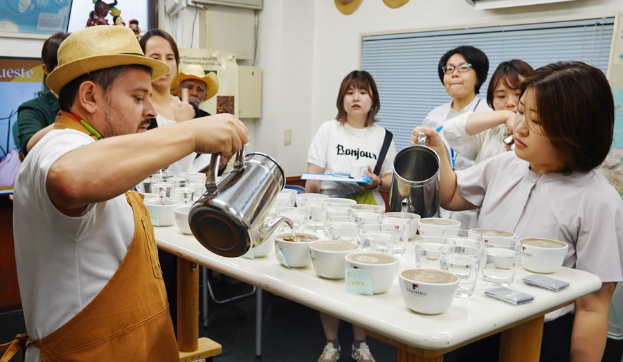 カッピングの準備を行う彩さん