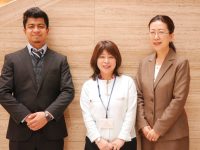 写真右から、新 国際交流部長　酒井 明子（4月1日付）、パナソニック オペレーショナルエクセレンス（株）からの出向 福嶋 英子（4月1日付）、 アビシェイク シン バスネット（2月1日付） です。