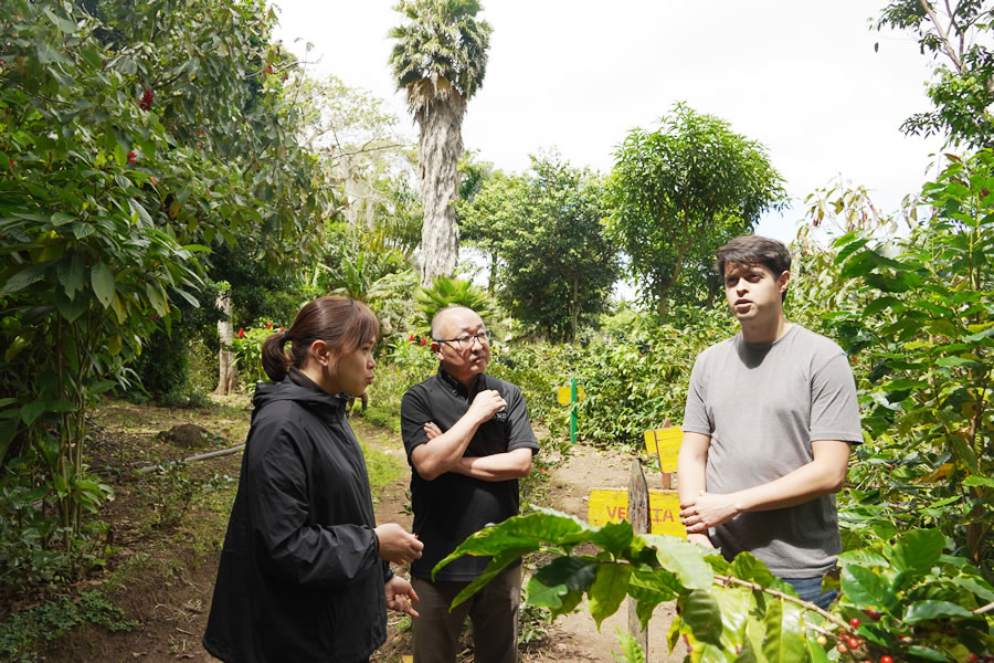 President Tashiro talking with a person from Mamma Mina Estate in Nicaragua